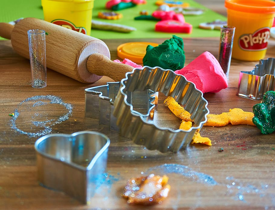 inoxidable, safates d'emmotllament d'acer, plastilina, creatiu, creativitat, fantasia, enfornar, juguetear, nens, jugar, diversió, joguines, oci, colorit, color, purpurina, cookies, pastís, tallar, desenrotllar, forma, nen, multicolor, taula, material de fusta, a l'interior, natura morta, menjar, cap gent, raspall, elecció, primer pla, pinzell, gran grup d'objectes, enfocament selectiu, art i artesania, variació, menjar i beguda, preparació, joguina, 4K