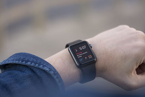 æble, holde øje, viser, 05:07, person, iført, plads, grå, sag, sort, sport band æble, sorte sorte, sport, bånd, æbleur, ved 5, armbåndsur, SmartWatch, smart ur, håndled, menneskelig hånd, teknologi, armbånd, ur, udstyr, touch screen, tæt på, bedrift, trådløs teknologi, applikations software, mennesker, æbledatorer, menneskelig kropsdel, tid, digital display, bærbar computer, hånd, en person, kropsdel, voksen, tjekker tiden, fokus på forgrunden, livsstil, herrer, rigtige mennesker, dag, menneskelig lem, finger, 5K, CC0, offentligt domæne, royaltyfrie