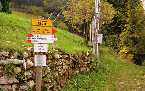 signál, indikace, výlet, stezka, les, strom, kameny, sassi, podzim, evropské cesty, e5, méně, Itálie, sdělení, rostlina, podepsat, text, Příroda, nikdo, přistát, den, zelená barva, tráva, růst, informace, západní skript, vedení, informační značka, varovná cedule, skript, non-západní skript, venku, 5K, CC0, veřejná doména, bez autorských práv