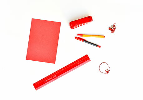 rot, Papier-, Hefter, zwei, Stifte, ein, Box, Schulmaterial, Schreibtisch, Objekte, Schreibwaren, Lineal, Clips, Gummi, Arbeit, Arbeitsplatz, liefert, weißer Hintergrund, keine Leute, Nahansicht, Tag, Stillleben, Studioaufnahme, drinnen, High Angle View, ausgeschnitten, Gruppe von Objekten, Bleistift, Lippenstift, kopieren sie platz, direkt darüber, Radiergummi, Nagel, Bildung, Ausrüstung, mittlere Gruppe von Objekten, Buntstift, 5K, CC0, gemeinfrei, lizenzfrei