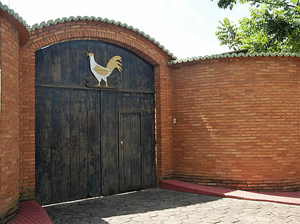 conserge, porta, granja, entrada, casa antiga, exterior de l'edifici, representació animal, a l'aire lliure, estructura construïda, arquitectura, dia, edifici, paret, representació, art i artesania, cap gent, maó, casa, funció de construcció de parets, paret de maó, material de fusta, naturalesa, creativitat, mural, 4K, CC0, domini públic, lliure de regalies