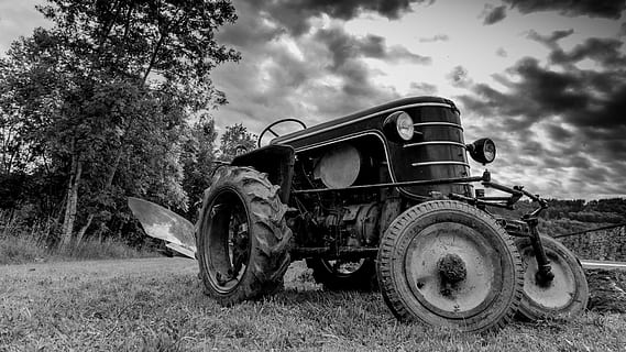 trator, campo, trabalhar nos campos, transporte, modo de transporte, terra, plantar, veículo terrestre, nuvem - céu, natureza, céu, dia, árvore, maquinaria agrícola, estacionário, agricultura, velho, estilo retro, ninguém, panorama, grama, pneu, roda, 5K, CC0, domínio público, royalty free