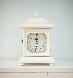 Weiß, hölzern, Tischuhr, bessere Zeiten, Uhr, Zeit, altmodisch, Wecker, Retro-Stil, einzelnes Objekt, keine Leute, Nahansicht, Tag, Ziffernblatt, drinnen, Richtigkeit, Nummer, Tabelle, Stillleben, Instrument der Zeit, Mann gemacht, Menschen gemacht Objekt, Minutenzeiger, Wandbau - Funktion, Holz - Material, Antiquität, 1080P, CC0, gemeinfrei, lizenzfrei