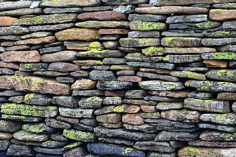 paret, pedra, textura, ciment, superfície, aspre, marró, maçoneria, rock, fons, maons, patró, funció de construcció de parets, material de pedra, arquitectura, maó, material, vell, rock - object, marc complet, gran grup d'objectes, cap gent, abundància, pila, dia, sòlid, pedra - objecte, estructura construïda, paret de pedra, a l'aire lliure, color verd, teula de teulada, 5K, CC0, domini públic, lliure de regalies
