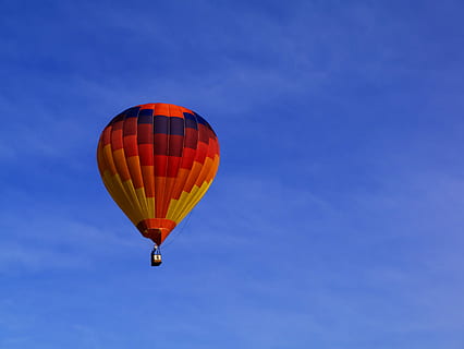 rød, orange, gul, hed, luftballon, himmel, blå, rød, orange, blå himmel, varmluftballon, flyvende, eventyr, transportmidler, luft, luftfartøj, kurv, sport, rejse, multi farvet, udendørs, sjovt, varme - temperatur, fritidsaktiviteter, sommer, Midt i luften, ballon, lav vinkel visning, ekstrem sport, transportform, natur, faldskærm, frihed, bevægelse, ballooning festival, dag, ingen mennesker, 4K, CC0, offentligt domæne, royaltyfrie