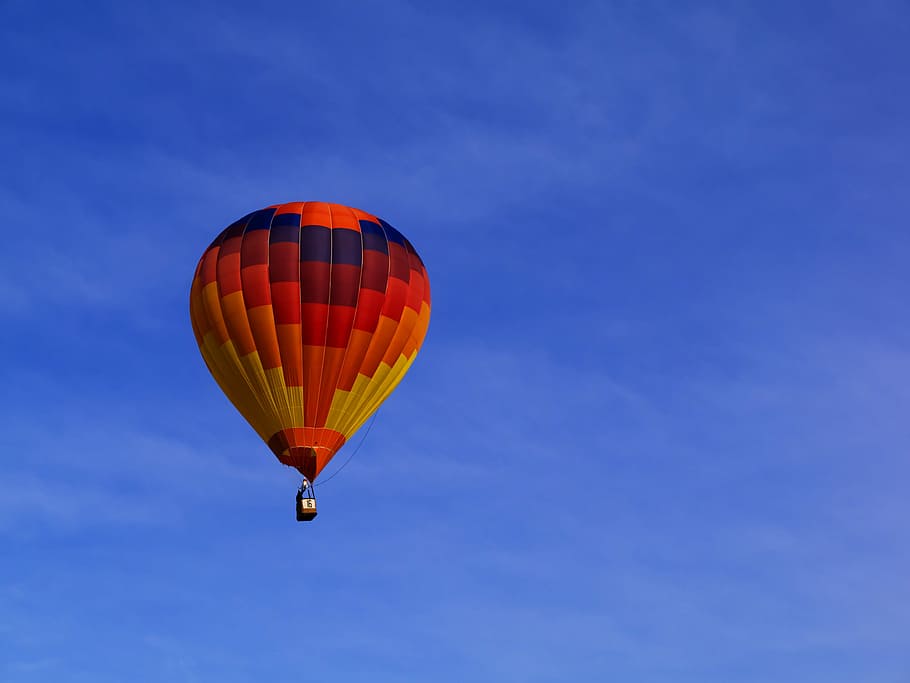 vermell, taronja, groc, calenta, globus aerostàtic, cel, blau, vermell, taronja, cel blau, globus d'aire calent, volant, aventura, transport, aire, vehicle aeri, cistella, esport, viatjar, multicolor, a l'aire lliure, diversió, calor - temperatura, recerca recreativa, estiu, a l'aire, globus, vista d’angle baix, Esports extrems, manera de transport, naturalesa, paracaigudes, llibertat, moviment, festival de globus, dia, cap gent, 4K
