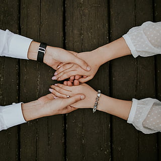 datar, awam, fotografi, pria, wanita, memegang, tangan, bersama, dangkal, fokus, meja, pasangan, kaukasia, top down, alvinmahmudov, cincin, romantis, cinta, tangan manusia, kebersamaan, sekelompok orang, perempuan, bagian tubuh manusia, dewasa, kesatuan, bahan kayu, ikatan, koneksi, hari, perhiasan, kerja sama, orang sungguhan, kerja tim, laki-laki, orang-orang, kelompok, 2K, CC0, domain publik, bebas royalti