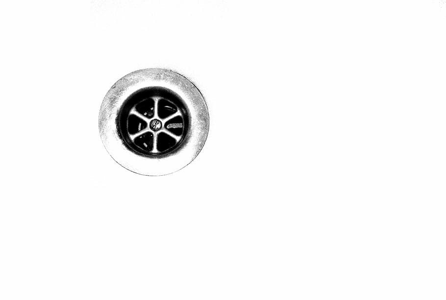 rundt sølvfarvet hjul, hvid, baggrund, grå skateboardhjul, plughole, prop, bad, vask, håndvask, indendørs, hjemlige værelse, hjem, ingen mennesker, husholdningsudstyr, kopiere plads, badeværelse, metal, bolig badeværelse, tæt på, vand, dræne, cirkel, form, hygiejne, geometrisk form, husholdnings køkken, rengøring, stål, sølvfarvet, 2K