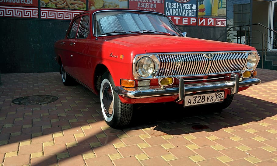automàtic, volga, vermell, manera de transport, vehicle terrestre, transport, ciutat, cotxe, automòbil, carrer, arquitectura, estil retro, text, cotxe d'època, faro, guió occidental, dia, cap gent, taxi, comunicació, llambordes, 2K