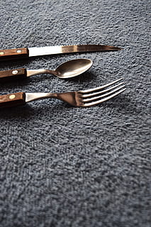 cullera, forquilla, ganivet, cuina, coberts, estris, eines, sopar, menjar, restaurant, dinar, utensili, conjunt, taula, cafeteria, cuinar, menú, vaixella, eina, equipament, estris de cuina, estri de cuina, utensili per menjar, natura morta, cap gent, a l'interior, equipament per a la llar, vista d’angle alt, primer pla, grup d'objectes, tir de l'estudi, metall, enfocament selectiu, gris, tres objectes, directament a sobre, textura, ganivet de taula, accessori personal, color plata, petit grup d'objectes, 5K, CC0, domini públic, lliure de regalies