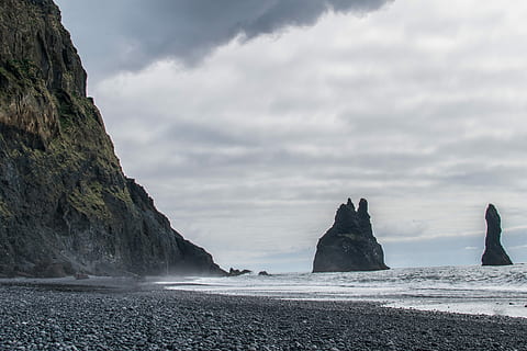 bjerg, kysten, grå, himmel, stenet, kyst, overskyet, Sky, klippe, vand, ocean, ø, bølge, kystlinjen, klint, kystlinje, rullesten, island, stenstrand, hav, sky - himmel, rock-objekt, jord, skønhed i naturen, solid, rock formation, scenics - natur, strand, natur, rolig scene, ro, dag, idyllisk, ikke-urbane scene, ingen mennesker, horisont over vand, udendørs, stable rock, 5K, CC0, offentligt domæne, royaltyfrie