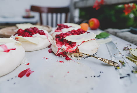 Cereza, Fruta, mermelada, postre, comida, dulces, cocina, frescura, comida y bebida, enfoque selectivo, mesa, naturaleza muerta, de cerca, nadie, rojo, adentro, alimentación saludable, planta, el color blanco, plato, listo para comer, belleza en la naturaleza, bienestar, flor, día, tentación, 2K, CC0, dominio público, libre de derechos