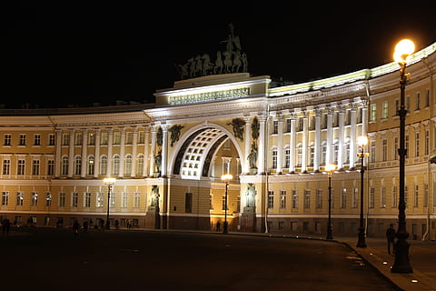 Peter, piazza del palazzo, notte, architettura, illuminato, struttura costruita, esterno dell'edificio, destinazioni di viaggio, città, storia, arco, il passato, viaggio, facciata, turismo, lampione, governo, natura, nessuno, all'aperto, costruzione, porta della città, 5K, CC0, dominio pubblico, privo di copyright