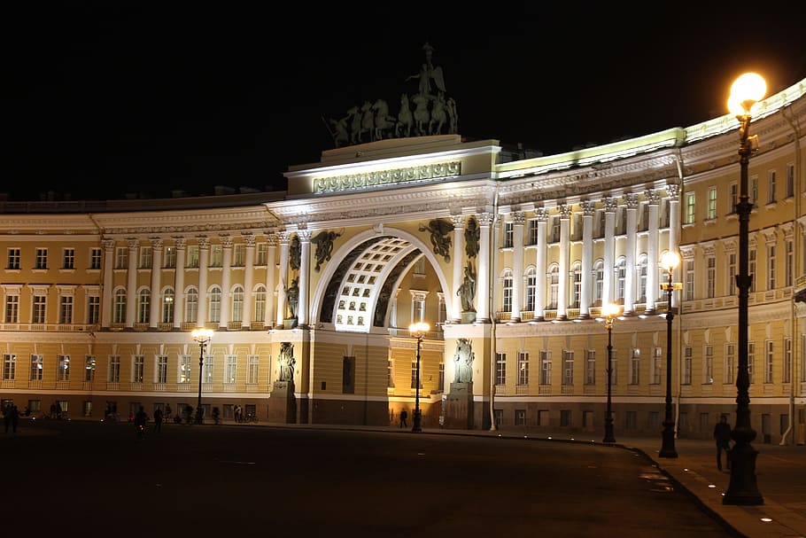 Peter, piazza del palazzo, notte, architettura, illuminato, struttura costruita, esterno dell'edificio, destinazioni di viaggio, città, storia, arco, il passato, viaggio, facciata, turismo, lampione, governo, natura, nessuno, all'aperto, costruzione, porta della città, 5K