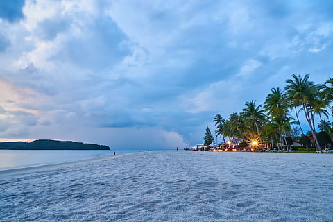 putih, pasir pantai, di samping, samudra, ada, pantai, tenaga surya, awan, laut, langit, perdamaian, alam, pemandangan, garis pantai, Latar Belakang, indah, lingkungan, pariwisata, wallpaper, pasir, musim, perjalanan, liburan, matahari terbenam, cahaya, musim panas, air, Asia, matahari terbit, pesisir, Malaysia, Thailand, biru, foto, fotografi, iklim tropis, pohon palem, pohon, tanah, awan - langit, keindahan di alam, scenics - alam, adegan yang tenang, menanam, ketenangan, idilis, tidak ada orang, tujuan wisata, di luar rumah, pohon kelapa, pohon tropis, 5K, CC0, domain publik, bebas royalti