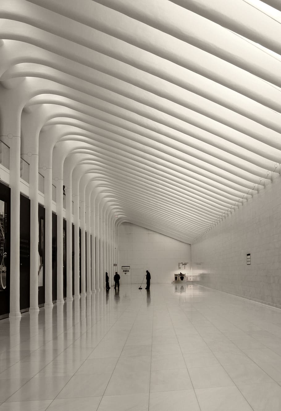 sentiero, tunnel, bianca, architettura, passerella, metropolitana, Uscita, dentro, passaggio, luce, Entrata, modo, corridoio, lungo, urbano, città, interno, sala, luminosa, in casa, persone, Sala d'ingresso, pavimentazione, soffitto, moderno, struttura costruita, finestra, a piedi, adulto, gruppo di persone, persone reali, la strada davanti, portico, uomini, direzione, colonna architettonica, stili di vita, arco, di fila, costruzione, giorno, prospettiva decrescente, pavimento piastrellato, 4K