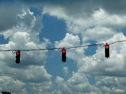 rød, lys, tre, skyer, himmel, hold op, sky - himmel, hængende, rødt lys, vejsignal, stoplys, lav vinkel visning, natur, ingen mennesker, dag, kabel, skilt, vejledning, belysningsudstyr, udendørs, Trafik, elektricitet, signal, 4K, CC0, offentligt domæne, royaltyfrie