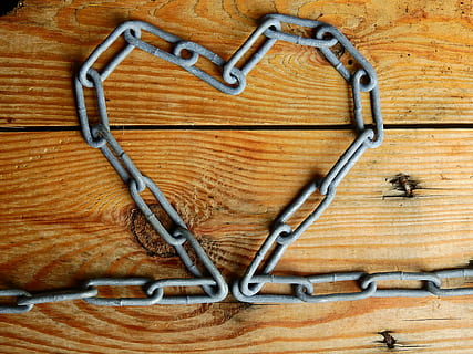 Schleife, Kette, Holz, in Verbindung gebracht, Bundesregierung, Verbindung, Hintergrund, Liebe, Herz, Muttertag, Valentinstag, Geburtstag, Holz - Material, Metall, Sicherheit, keine Leute, drinnen, Nahansicht, Stillleben, Schutz, Wahl, Variation, Schlüssel, Arbeitsgerät, Tabelle, braun, Kommunikation, direkt darüber, hängend, silberfarben, Legierung, stehlen, 4K, CC0, gemeinfrei, lizenzfrei