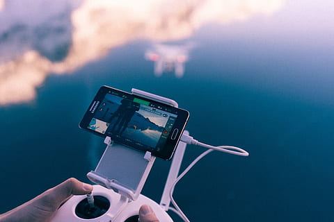 smartphone, titular del telèfon, joc de quadcopter negre, drone, mà, celebració, reflexió, aigua, mar, blau, vaixell nàutic, cel, vacances, viatjar, estiu, naturalesa, tecnologia sense fils, una persona, tecnologia, tirada al cap, gent, mà humana, temes de fotografia, part del cos humà, activitat, fotografiar, càmera - equip fotogràfic, comunicació, adult, centrar-se en primer pla, persona irreconeixible, pantalla, telèfon mòbil, càmera digital, rodatge, dit, 5K, CC0, domini públic, lliure de regalies