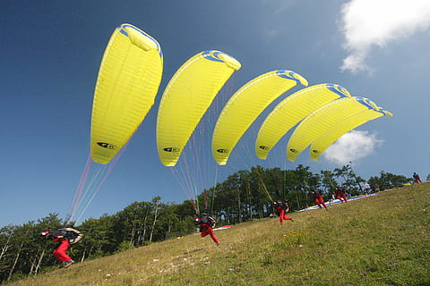 paraşuta, a zbura, multiplu, extrem, a sari, paraşutist, cer, sportiv, sporturi extreme, aventură, grup de oameni, parapantă, Activitatea de agrement, natură, mediu inconjurator, zbor, plantă, oameni, nor - cer, iarbă, vacanţă, libertate, excursie, transport, albastru, în aer liber, vânt, 2K, CC0, domeniu public, fără drepturi de autor