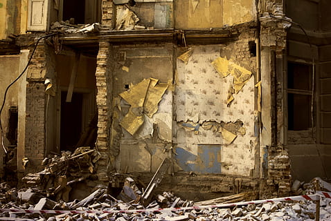 devastación, edificio, ruina, arquitectura, estructura, escombros, abandonado, dañado, destrucción, estructura construida, mala condición, atropellar, obsoleto, nadie, deterioro, disminución, día, antiguo, exterior del edificio, sucio, erosionado, oxidado, metal, roto, arruinado, demolido, colapsando, 4K, CC0, dominio público, libre de derechos