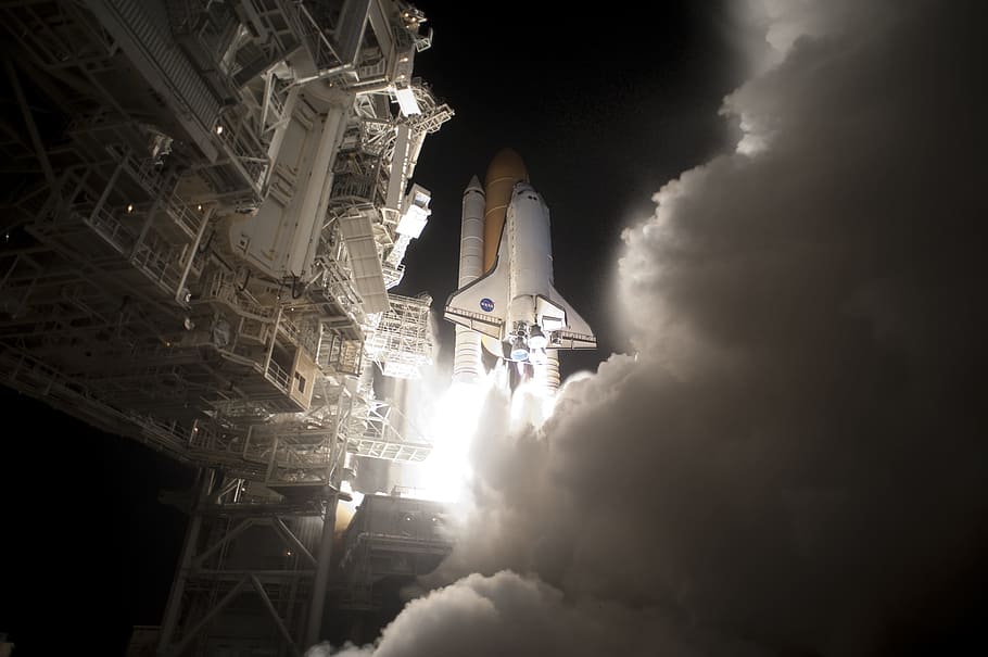 razzo bianco, lanciare, decollo, notte, Space Shuttle, scoperta, navicella spaziale, cielo, nuvole, blastoff, scarico, razzo, missione, tecnologia, volo, astronauti, nasa, architettura, esterno dell'edificio, struttura costruita, religione, natura, luogo di culto, nessuno, credenza, spiritualità, Inquadratura dal basso, costruzione, luce del sole, nuvola - cielo, viaggio, giorno, il passato, città, destinazioni di viaggio, mezzi di trasporto, inquinamento dell'aria, inquinamento, guglia, 2K