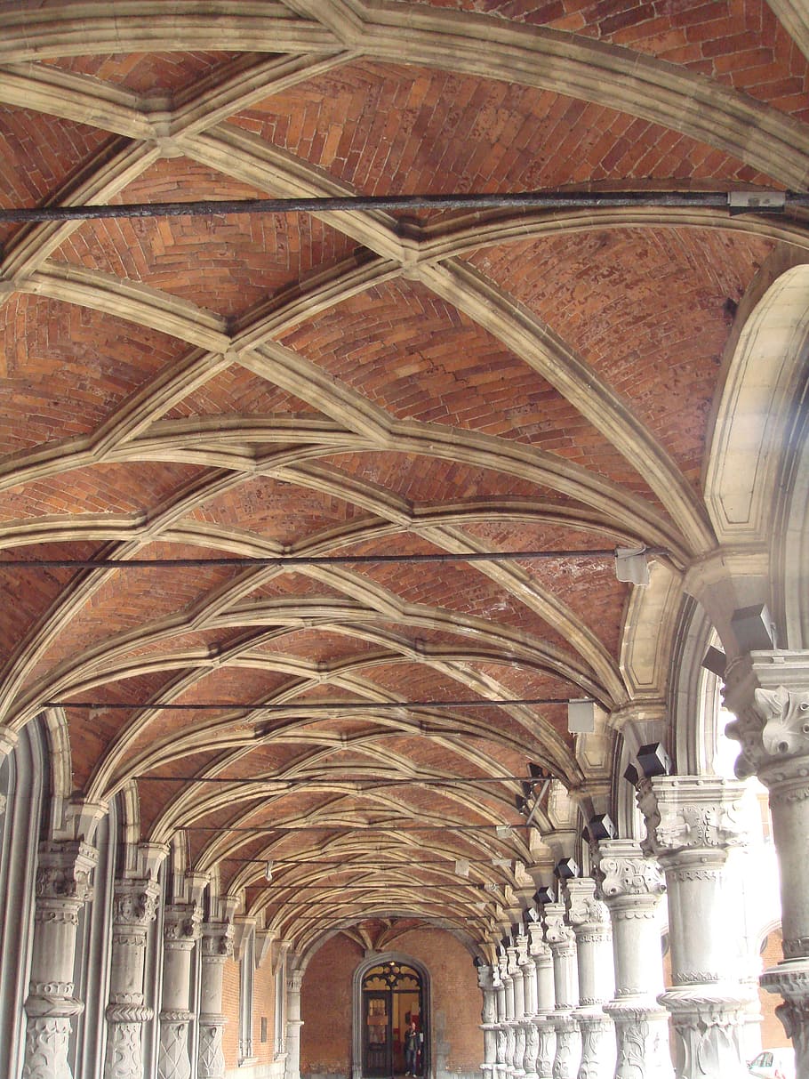 monestir, passarel·la, sostre, Lieja, Bèlgica, maons, arc, arquitectura, estructura construïda, a l'interior, columna arquitectònica, vista d’angle baix, història, el passat, lloc de culte, religió, edifici, en fila, cap gent, espiritualitat, creença, destinacions de viatge, dia, arquejat, arquitectura i art, columnata, 2K
