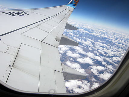 Wolke, Ebene, Himmel, Ausflug, Blau, Flugzeug, Fenster, Luftfahrzeug, fliegend, Verkehrsflugzeug, Transport, Flugzeugflügel, Luft, Luftaufnahme, Reise, Blick durchs Fenster, Stratosphäre, wolke - himmel, Transportmittel, keine Leute, Tag, Natur, unterwegs, Umgebung, Bewegung, Glas - Material, in der Luft, draußen, 2K, CC0, gemeinfrei, lizenzfrei