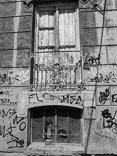 malet, facade, konstruktion, væg, arkitektur, by-, by, bygget struktur, bygning udvendig, graffiti, bygning, dag, ingen mennesker, murbygningsfunktion, vindue, forvitret, gammel, forladt, tekst, indgang, dør, udendørs, beskadiget, boligområde, hus, forringelse, 2K, CC0, offentligt domæne, royaltyfrie