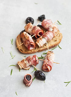 un pan, comida, cena, comiendo, aperitivo, tocino, cocina, delicioso, plato, comer, sibarita, frito, hierbas, carne, nutrición, ciruela, Cerdo, ciruelas, Romero, rebanada, gusto, sabroso, palillo, comida y bebida, frescura, naturaleza muerta, nadie, adentro, carne procesada, alimentación saludable, de cerca, listo para comer, chorizo, vista de alto ángulo, Fruta, mesa, salami, bienestar, bocadillo, tentación, 4K, CC0, dominio público, libre de derechos