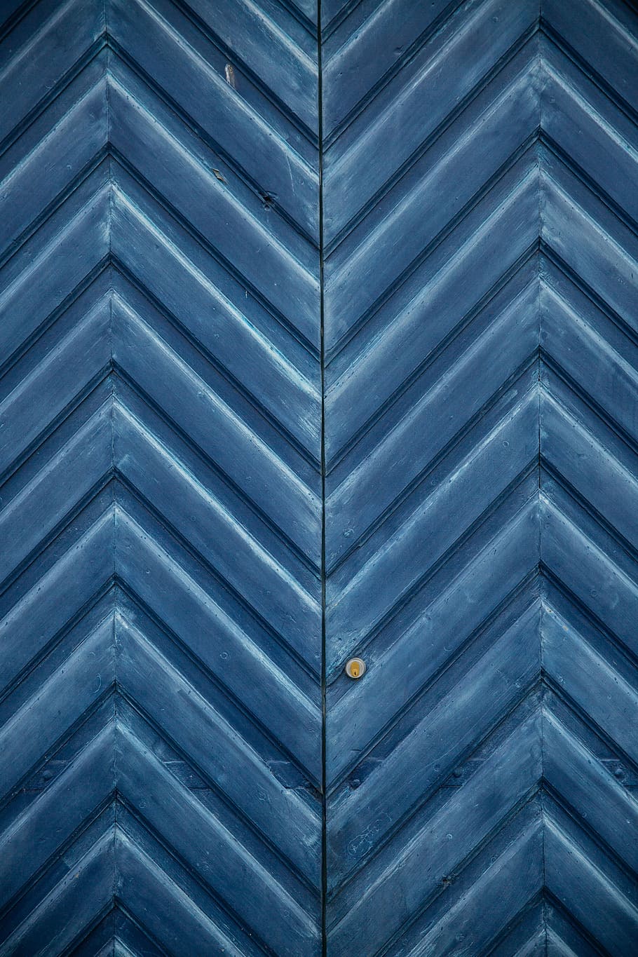 blau, fusta, paret de galons, paviments de paret negre, patró, zigzag, creatiu, textura, porta, arquitectura, edifici, carrer, urbà, pintura, casa, pintat, color, fons de pantalla, chevron, marc complet, fons, cap gent, primer pla, material de fusta, dia, seguretat, estructura construïda, funció de construcció de parets, a l'aire lliure, entrada, disseny, protecció, 5K