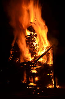 solstițiu de vară, foc, flacără, solstițiu, a arde, căldură, lemn, noapte, jăratic, holzstapel, întuneric, galben, flacără flacără, Iad foc, Rugul funerar, val de căldură, vamă, strălucire, foc - fenomen natural, temperatura - temperatură, ardere, roșu, semn, natură, comunicare, semn de avertizare, accidente și dezastre, mişcare, nici o persoana, arhitectură, distrugere, lemn - material, ghinion, infern, construită, fumul - structura fizică, demolat, 4K, CC0, domeniu public, fără drepturi de autor