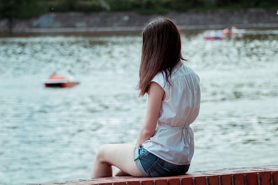 donna, indossare, bianca, vestito senza maniche, seduta, Marrone, mattone, corpo, acqua, giorno, senza maniche, vestito, corpo d'acqua, donne, all'aperto, persone, una persona, femmine, natura, estate, giovane adulto, etnia caucasica, lago, mare, adulto, bellissimo, rilassamento, tre quarti, capelli castani, capelli lunghi, abbigliamento casual, capelli, acconciatura, attività di svago, giovani donne, stili di vita, persone reali, adolescente, 5K