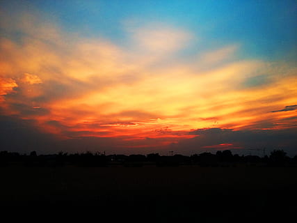 Silhouette auf Bäumen, Sonnenuntergang, Stadt im Himmel, Wolken, Atmosphäre, Himmel, Stadt, Licht, Horizont, Blau, Landschaft, rot, Dämmerung, Stille, Frieden, Sonne, Natur, Abend, Italien, Sommer-, brennender Himmel, Farbe, Sonne Sonnenuntergang, Farben, Gelassenheit, Ruhe, Urlaub, Beleuchtung, Schatten, orange Farbe, Sonnenlicht, draußen, Sonnenaufgang - Morgendämmerung, wolke - himmel, szenen, Gelb, Schönheit in der Natur, Silhouette, Wolkengebilde, Hintergründe, Dramatischer Himmel, ruhige Szene, Szenen - Natur, Umgebung, keine Leute, idyllisch, Nicht-städtische Szene, Feld, Baum, Pflanze, dunkel, romantischer Himmel, 2K