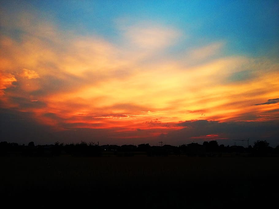 silueta na stromech, západ slunce, nebe, město, mraky, atmosféra, nebe, město, světlo, horizont, modrý, krajina, Červené, soumrak, umlčet, mír, slunce, Příroda, večer, Itálie, letní, hořící nebe, barva, slunce slunce, barvy, klid, Dovolená, světla, stíny, oranžová barva, slunečního světla, venku, svítání - svítání, svítání, mrak - nebe, scén, žlutá, krása v přírodě, silueta, scéna s oblaky, pozadí, dramatická obloha, klidné scény, scenics - příroda, životní prostředí, nikdo, idylický, mimoměstské scény, pole, strom, rostlina, temný, romantické nebe, 2K