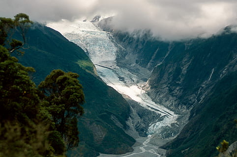 franz josef gletsjer, luftfoto, grøn, bjerge, bjerg, bjergkæde, Sky, klint, tåge, miljø, scenics - natur, sky - himmel, vand, skønhed i naturen, landskab, natur, kold temperatur, ingen mennesker, jord, sne, himmel, dal, udendørs, is, rejsemål, bjergtop, magt i naturen, 2K, CC0, offentligt domæne, royaltyfrie