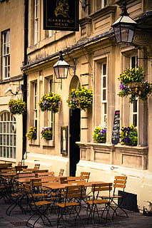 bany, avon, pub, garricks head, somerset, arquitectura, viatjar, turisme, ciutat, vell, anglès, històric, a l'aire lliure, edifici, exterior, Anglaterra, Gran Bretanya, UK, britànic, exterior de l'edifici, seient, cadira, estructura construïda, planta en test, cafeteria, taula, planta, flor, finestra, planta amb flors, negocis, restaurant, buit, cap gent, dia, test de flor, 4K, CC0, domini públic, lliure de regalies