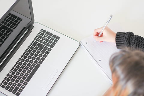 la personne, l'écriture, blanc, doublé, papier, à côté de, portable, Pomme, macbook, ordinateur, navigateur, recherche, personnes, fille, étude, école, affaires, travail, La technologie, la communication, lien, main humaine, main, stylo, à l'intérieur, partie du corps humain, Technologie sans fil, table, femmes, adulte, utilisant un ordinateur portable, une personne, meubles, clavier, bloc note, 5K, CC0, domaine public, libre de droits