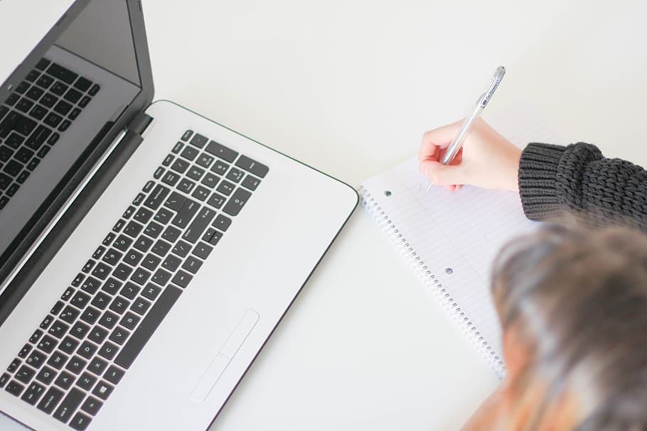 persona, escriure, blanc, folrat, paper, al costat, portàtil, poma, MacBook, ordinador, navegador, recerca, gent, noia, estudiar, escola, negocis, treballar, tecnologia, comunicació, connexió, mà humana, mà, bolígraf, a l'interior, part del cos humà, tecnologia sense fils, taula, dones, adult, usant portàtil, una persona, mobles, teclat, bloc de notes, 5K