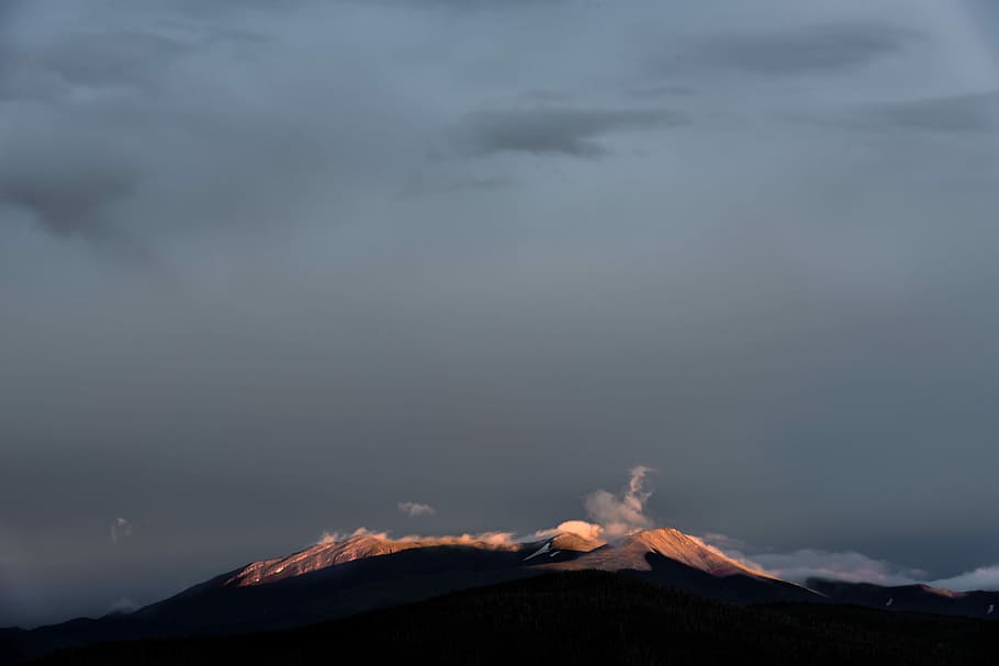 hnědý, hora, šedá, nebe, během dne, fotografování, vulkanická erupce, temný, hodina, sněhová pokrývka, mrak, minimální, světlo, slunečního světla, kouř, mrak - nebe, sopka, Příroda, scenics - příroda, krása v přírodě, moci, nikdo, Napájení, erupce, přistát, geologie, životní prostředí, venku, mimoměstské scény, láva, soumrak, dramatická obloha, horský vrchol, 5K