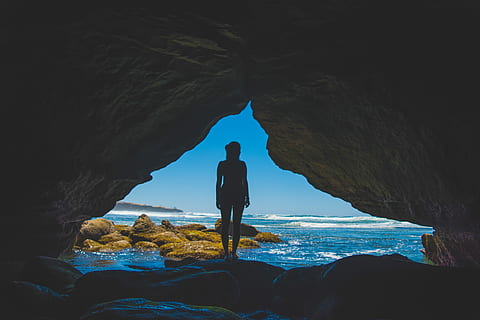 silhuet, kvinde, stående, klippe, ved siden af, ocean, herrer, vandring, natur, mennesker, eventyr, rock-objekt, udendørs, bjerg, scenics, voksen, hule, fuld længde, kun en kvinde, en person, kun voksne, solid, hav, livsstil, vand, rigtige mennesker, rock formation, fritidsaktivitet, skønhed i naturen, bagfra, scenics - natur, bue, 5K, CC0, offentligt domæne, royaltyfrie