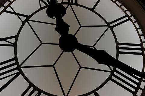 bianca, nero, analogico, parete, orologio, avvicinamento, foto, visualizzazione, 11:19, mani, tempo, viso, Inquadratura dal basso, modello, in casa, nessuno, cielo, forma geometrica, forma, silhouette, cielo sereno, architettura, giorno, mano minuta, metallo, struttura costruita, strumento del tempo, numero romano, soffitto, quadrante, direttamente sotto, 2K, CC0, dominio pubblico, privo di copyright