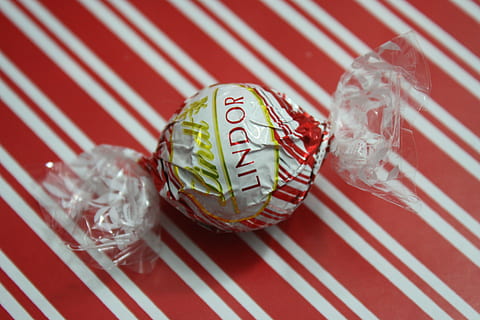 chocolate, present, gift, candy, lindt, lindor, candy cane, white chocolate, sweet, xmas, dessert, sugar, striped, red, close-up, food, food and drink, indoors, no people, celebration, holiday, studio shot, pattern, still life, christmas, freshness, animal, decoration, event, high angle view, wrapped, 4K, CC0, public domain, royalty free