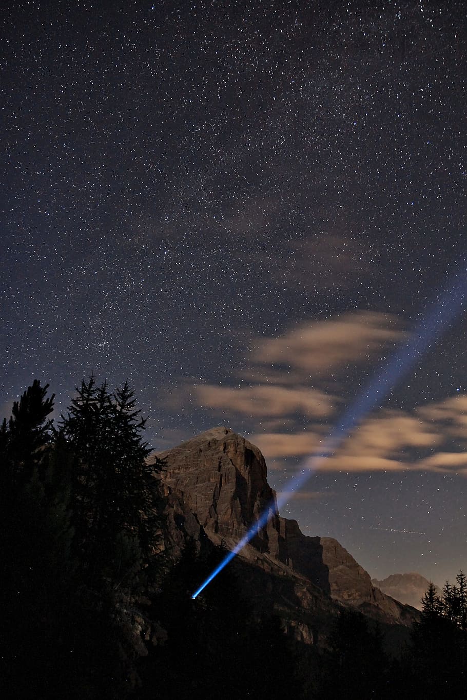 gris, muntanya de roca, nit estrellada, blau, llum, dirigit, cel, nit, llum blava, estrella - espai, astronomia, Via Làctea, galàxia, muntanya, naturalesa, constel · lació, paisatge, fosc, espai, nebulosa, escenics, forma d'estrella, estel, camp estel·lar, a l'aire lliure, lluna, escenics - natura, bellesa a la natura, estrella, escena tranquil·la, arbre, tranquil·litat, planta, cap gent, escena no urbana, infinit, espai i astronomia, 5K