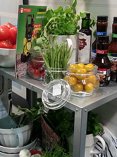 cuina, salsa, barbacoa, producte, estiu, botiga, nevera, ampolla, beure, cuina domèstica, menjar, menjar i beguda, contenidor, alimentació saludable, vegetals, benestar, cap gent, frescor, elecció, a l'interior, variació, prestatge, fruita, jar, natura morta, aparell, transparent, vidre - material, herba, vidre, 2K, CC0, domini públic, lliure de regalies