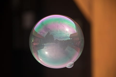 Sabonete, ligar, bolha, estourar bolhas, esfera, fechar-se, único objeto, dentro de casa, forma geométrica, ninguém, globo - objeto feito pelo homem, reflexão, natureza, transparente, forma, tiro do estúdio, círculo, focar em primeiro plano, vulnerabilidade, fragilidade, comprimento total, meio Ambiente, fundo preto, 5K, CC0, domínio público, royalty free