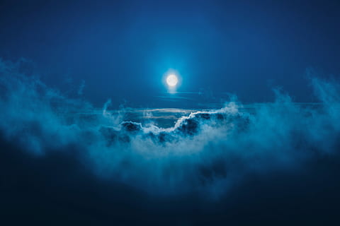 deplin, lună, de-a lungul, nori, inconjurat, albastru, nor, întuneric, fricos, lumina lunii, noapte, luminat de lună, deasupra norilor, Cloudscape, ușoară, lumina de noapte, nocturne, vedere nocturnă, natură, peisaj, Moutain, club, soare, nor - cer, fumul - structura fizică, cer, studio shot, nici o persoana, mister, în aer liber, apă, mare, abstract, iluminat, Fundal negru, 5K, CC0, domeniu public, fără drepturi de autor