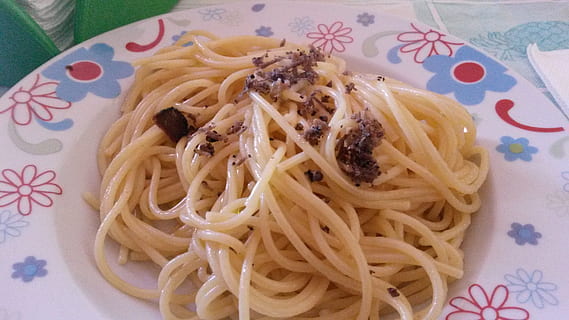 pasta, ruokalaji, spagetti, keittiö, syödä, ruoka, gastronomia, lounas, italialainen, kokki, pöytä, elintarvikkeet, Alimentarin, ainesosa, resepti, Italia, tryffeli, italialainen ruoka, sisällä, tuoreus, ruoka ja juoma, valmis syömään, levy, ei ihmisiä, korkea kulma, asetelma, lähikuva, kuvio, Annoskoko, hyvinvointi, terveellinen ruokavalio, kukka kuvio, hemmottelu, välipala, saviastiat, houkutus, 2K, CC0, public domain, rojaltivapaa