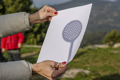 person, bedrift, hvid, printerpapir, sol, formørkelse, skygge, solskinsdag, astronomi, menneskelig hånd, hånd, menneskelig kropsdel, en person, fokus på forgrunden, dag, voksen, natur, herrer, papir, fritidsaktivitet, udendørs, tæt på, aktivitet, afslappet tøj, kropsdel, livsstil, 4K, CC0, offentligt domæne, royaltyfrie