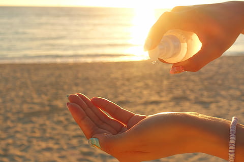persona, celebració, empenta, ampolla, platja, mar, estiu, vacances, a l'aire lliure, mà humana, llum solar, gent, dones, posta de sol, sorra, naturalesa, relaxació, sol, estils de vida, aigua, línia de costa, femelles, llibertat, una persona, part del cos humà, terra, mà, activitat d'oci, adult, part del cos, centrar-se en primer pla, persones reals, horitzó sobre l’aigua, dit, flare de la lent, 1080P, CC0, domini públic, lliure de regalies